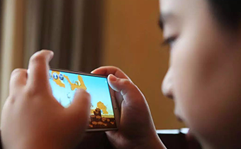 怎么控制小孩玩手机 如何让孩子少玩手机