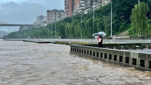 今日14时：长江泸州段新一轮洪峰过境
