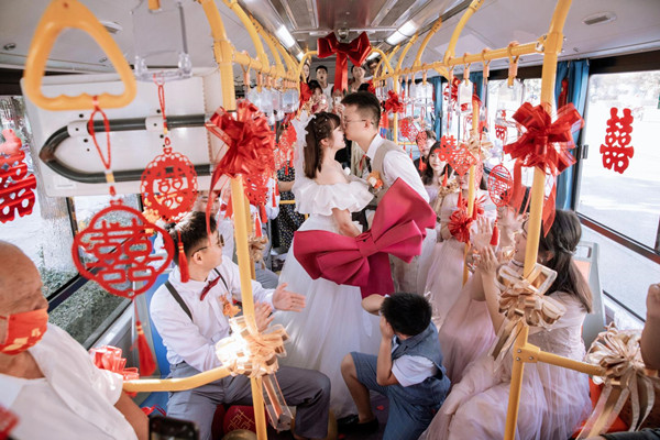 泸州古蔺：公交车作婚车 小两口“低碳”迎新婚