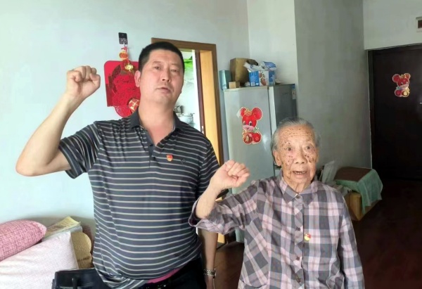 95岁高龄老党员王静沧向家乡石宝五星村捐款