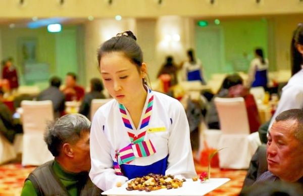 中国人为啥去韩国打工？做帮厨月入12000元，加班1.5倍时薪