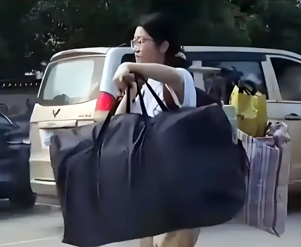 致敬独自挑行李回家的高考女孩