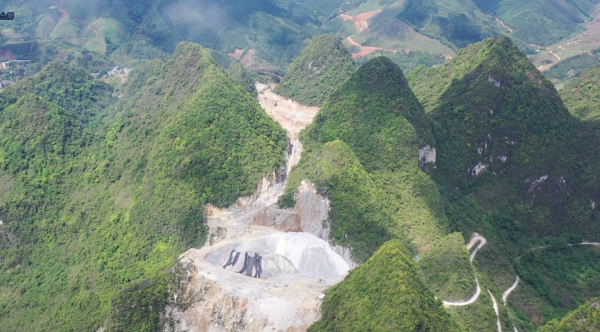 广西凤山岩溶地质公园三级保护区内的良利采石场野蛮开采