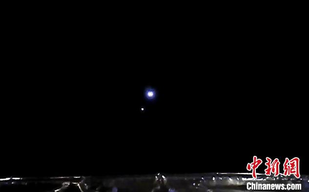 嫦娥五号宽视场监视摄像机摄像：地月合影 国家航天局供图 摄