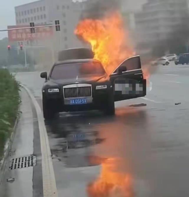湖南长沙劳斯莱斯婚车起火烧成废铁 空气里弥漫钱的味道”(图6)