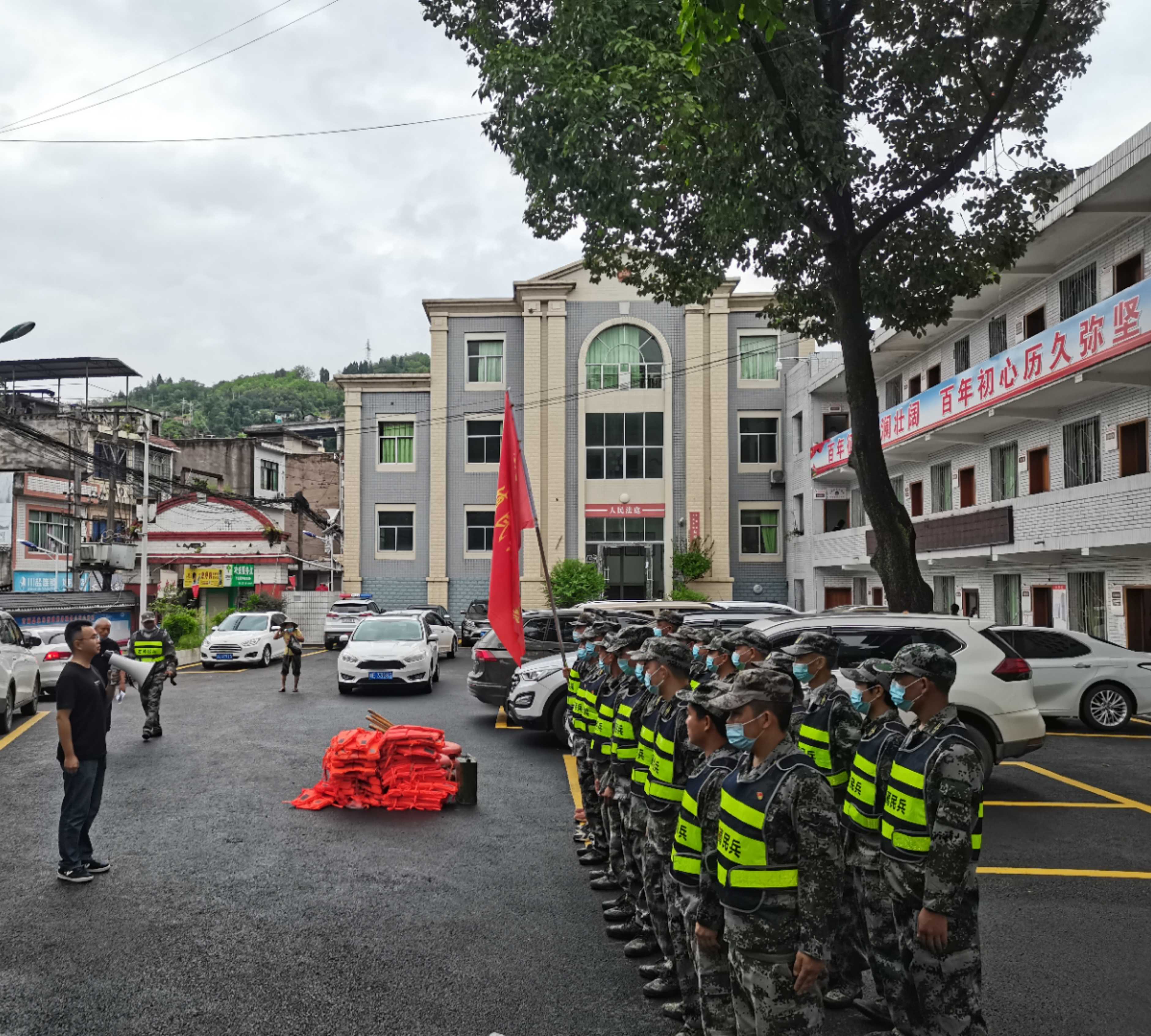 古蔺县永乐街道组织民兵前往丹桂镇救援